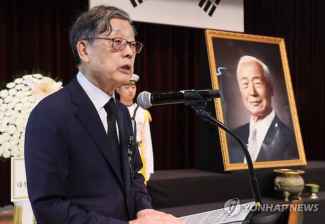 추모사 하는 김황식 전 총리 (서울=연합뉴스) 이정훈 기자 = 이승만대통령 기념재단 이사장인 김황식 전 총리가 19일 서울 동작구 국립서울현충원 현충관에서 열린 이승만 건국대통령 서거 제59주기 추모식에서 추모사를 하고 있다. 2024.7.19 uwg806@yna.co.kr