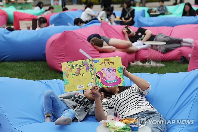 오순도순 (서울=연합뉴스) 임화영 기자 = 주말인 21일 오후 서울시청 앞에 마련된 야외도서관인 '책읽는 서울광장'을 찾은 시민들이 독서 및 휴식을 즐기고 있다. 2024.4.21 hwayoung7@yna.co.kr