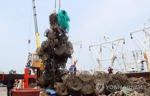 지난 2020년 보령 앞바다에서 건져 올린 폐어구 [연합뉴스 자료사진]