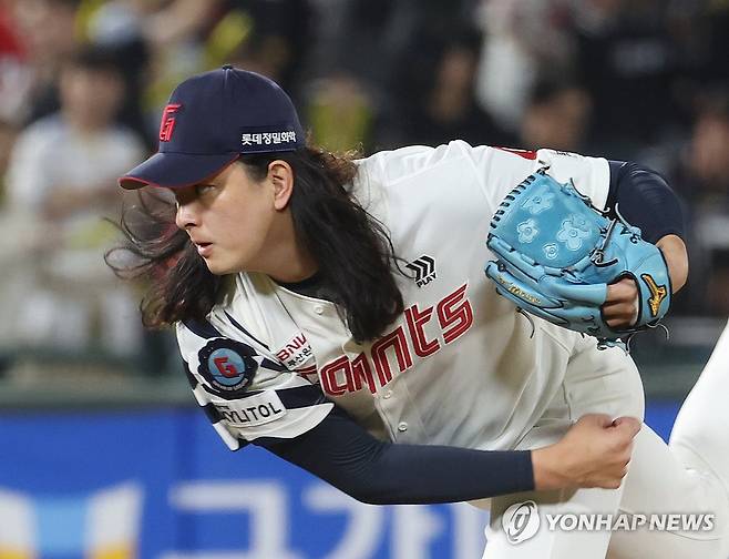 9회 등판한 김원중 (부산=연합뉴스) 박성제 기자 = 22일 오후 부산 동래구 사직야구장에서 열린 2024 KBO리그 롯데 자이언츠와 KIA 타이거즈의 경기. 9회 초 교체 투입된 롯데 투수 김원중이 역투하고 있다. 2024.5.22 psj19@yna.co.kr