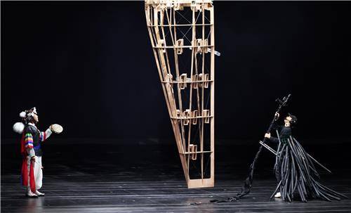 '잡색X' 1막, 당산굿 (전주=연합뉴스) 나보배 기자 = 전주세계소리축제가 개막한 14일, 한국소리문화전당 모악당에서 개막공연 '잡색X'가 무대에 올라 있다. 2024.8.14