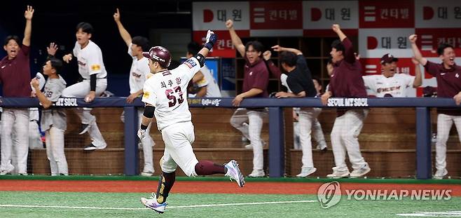 최주환, 끝내기 홈런 (서울=연합뉴스) 한상균 기자 = 14일 고척 스카이돔 프로야구 KIA - 키움. 9회초 1사 1-1 동점. 키움 최주환이 끝내기 홈런 후 환호하고 있다. 2024.8.14 xyz@yna.co.kr