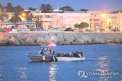 이탈리아 람페두사섬 연안에 진입하는 난민선 [EPA 연합뉴스 자료사진. 재판매 및 DB 금지]