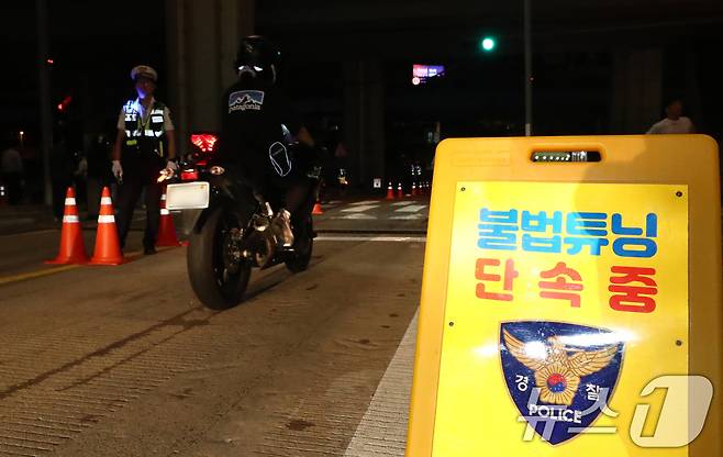 광복절을 하루 앞둔 14일 오후 서울 잠수교 북단에서 서울경찰청이 8.15 광복절 대비 폭주족 특별단속을 실시하고 있다. 2024.8.14/뉴스1 ⓒ News1 박세연 기자