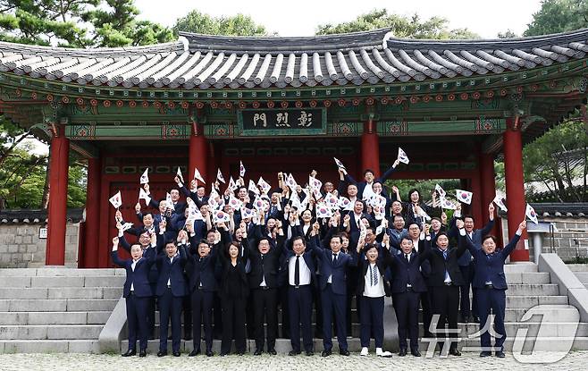 박찬대 더불어민주당 대표 직무대행 겸 원내대표를 비롯한 지도부가 제79주년 광복절인 15일 오전 서울 용산구 효창공원에서 임정요인(이동녕·조성환·차리석) 묘역 참배에 앞서 태극기를 들고 만세삼창을 하고 있다. 이날 민주당 등 야당은 김형석 신임 독립기념관장 임명에 반대해 정부 주최 광복절 경축식에 불참했다. 2024.8.15/뉴스1 ⓒ News1 김민지 기자