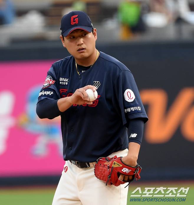 19일 수원KT위즈파크에서 열린 KBO리그 KT 위즈와 롯데 자이언츠의 경기. 롯데 나균안이 숨을 고르고 있다. 수원=박재만 기자 pjm@sportschosun.com/2024.06.19/