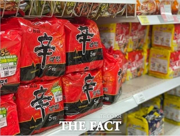 미국 현지 월마트 식품 판매 코너에 진열된 농심 '신라면'. /더팩트 DB