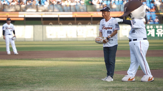 김욱 총장 시구. 배재대학교 제공.