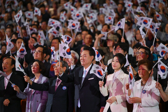 윤석열 대통령과 김건희 여사가 15일 서울 종로구 세종문화회관에서 열린 제79주년 광복절 경축식에서 태극기를 흔들고 있다. 김세희기자 saehee0127@dt.co.kr