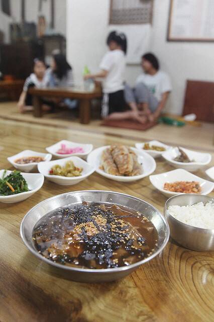 ‘주천묵집’의 음식. 박미향 기자