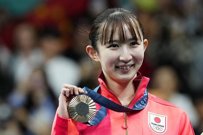 지난 3일(현지시각) 2024 파리 올림픽 여자 탁구 개인전에서 동메달을 딴 하야타 히나가 메달을 들어보이고 있다. 연합뉴스