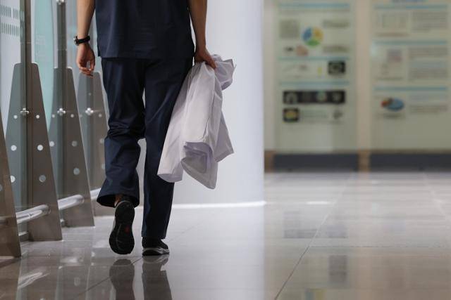 이달 2일 서울의 한 대학병원 병동에서 의료 관계자가 이동하고 있다. 연합뉴스