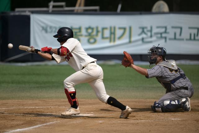 중앙고 김원우가 15일 TNPBA와의 경기에서 6회말 2사 주자 1, 2루 상황에서 번트 안타를 치고 있다. 하상윤 기자