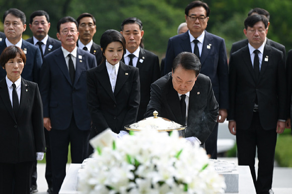 윤석열 대통령이 15일 국립서울현충원에서 엄수된 고(故) 육영수 여사 서거 50주기 추도식에 앞서 묘소를 찾아 분향하고 있다. [사진=대통령실]