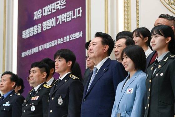 윤석열 대통령이 14일 청와대 영빈관에서 열린 독립유공자 후손 초청 오찬에서 참석자들과 기념 촬영을 하고 있다. 윤 대통령은 이 자리에서 “독립 영웅들께서 남겨주신 독립의 정신과 유산이 영원히 기억되고, 유공자와 후손들이 합당한 예우를 누릴 수 있도록 최선을 다하겠다”고 말했다. 윤 대통령 오른쪽은 독립운동가 허석 선생의 5대손이자 2024 파리 올림픽에 유도 국가대표로 출전해 은메달을 딴 허미미 선수. [사진 대통령실]