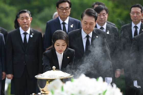 윤석열 대통령과 부인 김건희 여사가 15일 육영수 여사 서거 50주기를 맞아 서울 동작구 국립서울현충원 내 육영수 여사 묘역을 찾아 헌화와 분향을 하고 있다. 사진 대통령실