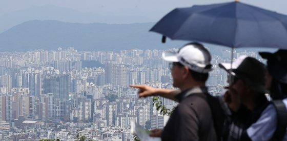 서울 남산에서 바라본 아파트 단지. 뉴스1