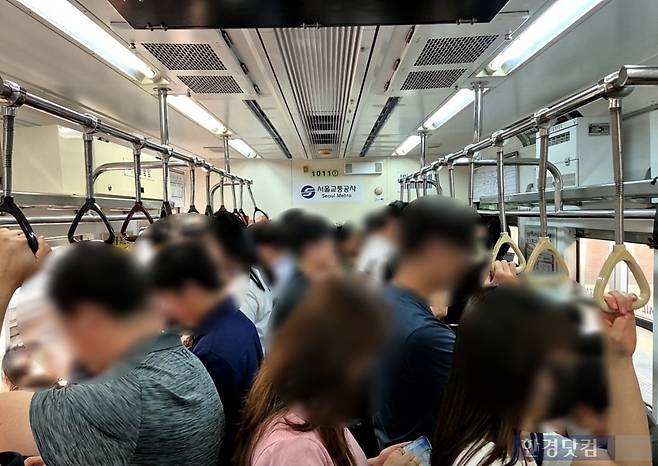 14일 출근 시간대 서울 지하철 1호선 / 사진=성진우 기자