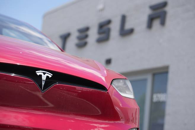 A Model X sits outside a Tesla dealership in Littleton, Colorado. [AP/YONHAP]