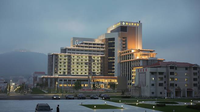 A hotel in Samjiyon, Ryanggang Province, is lit up at night in this photo released by the North's official Rodong Sinmun newspaper on July 14. [NEWS1]