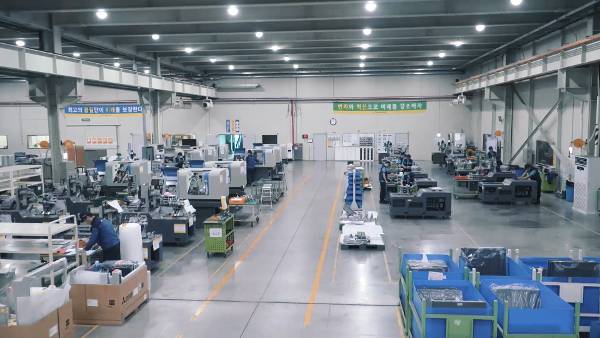 대성하이텍 직원들이 스위스턴 자동선반 조립 라인에서 장비를 점검하고 있다. 대성하이텍 제공