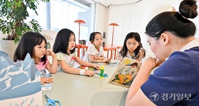 지역 주민과 백화점을 찾은 이용객들에게 다양한 자연예술교육 프로그램을 제공하고 있다. MOKA와의 숲 여행 파타고니아 수업을 듣고 있는 아이들. 윤원규기자