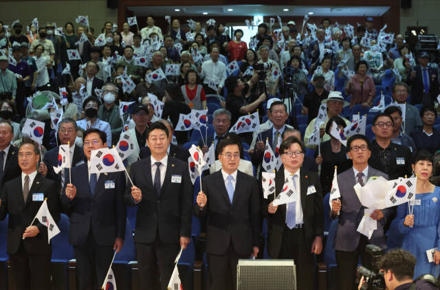 15일 수원 경기도경제과학진흥원에서 열린 경기도 제79주년 광복절 경축행사에서 김동연 경기도지사 등이 태극기를 흔들고 있는 모습이다. 경기도 제공