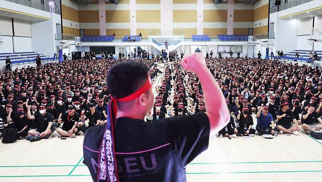 지난달 22일 오전 경기도 용인시 삼성전자 기흥캠퍼스 세미콘 스포렉스에서 전국삼성전자노동조합 조합원들이 총파업 승리 궐기대회를 하고 있다. [연합]