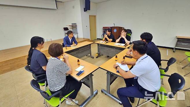 [안양=뉴시스] 사업장별 간담회에 나선 이명호 안양 도시공사 사장이 직원들의 목소리를 경청하고 있다. (사진=안양 도시공사 제공). *재판매 및 DB 금지