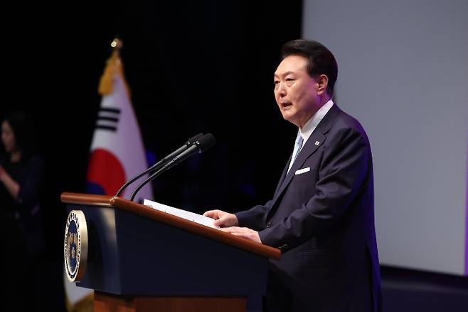 윤석열 대통령이 15일 서울 종로구 세종문화회관에서 열린 제79주년 광복절 경축식에서 경축사를 하며 '8.15 통일 독트린'을 발표하고 있다. 연합뉴스