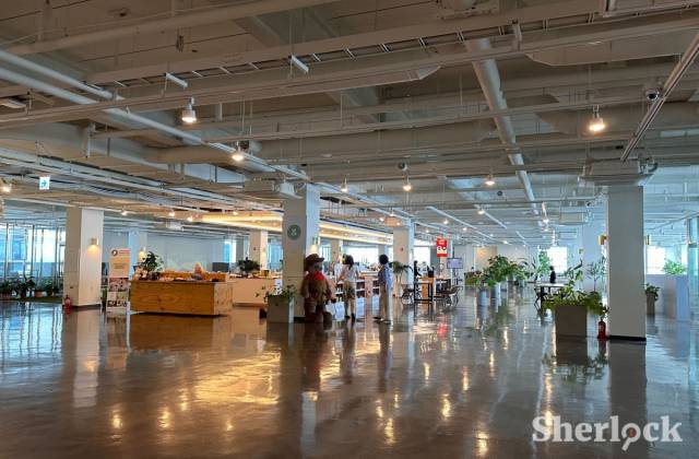 ▲ 인천국제수산물타운 시행사 대표 아들은 A동 4층에서 대형 카페를 운영하고 있다. ⓒ셜록