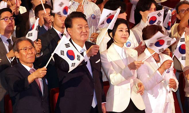 윤석열 대통령이 15일 서울 세종문화회관 대극장에서 열린 제79주년 광복절 경축식에서 참석자들과 태극기를 흔들고 있다. 대통령실사진기자단