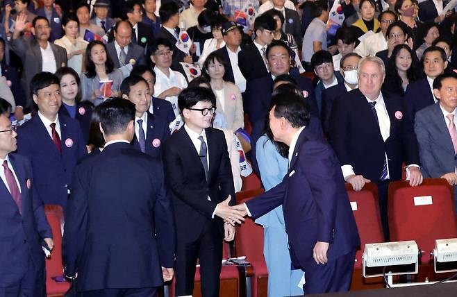 윤석열 대통령이 15일 서울 종로구 세종문화회관에서 열린 제79주년 광복절 경축식에서 퇴장하며 국민의힘 한동훈 대표와 악수하고 있다. ⓒ연합뉴스