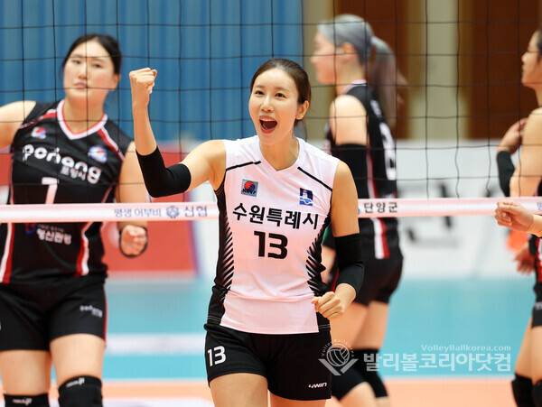'김도아-김나희-이연재 삼각편대 활약' 수원특례시 女배구, 김나희 환호.