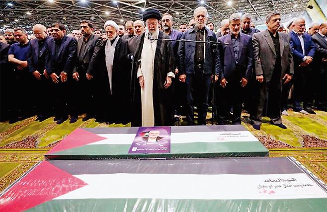 아야톨라 알리 호세인 하메네이 이란 최고지도자(맨 앞)가 8월 1일 암살당한 하마스 최고지도자 이스마일 하니예의 장례식에서 기도하고 있다. [이란 최고지도자실]