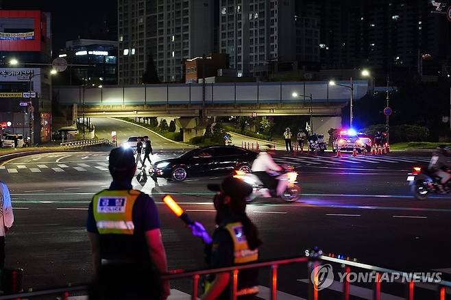 '또 왔구나' (천안=연합뉴스) 광복절인 15일 새벽 천안시 쌍용동 일봉산사거리 일대가 오토바이 폭주족들로 어수선하다. 2024.8.15 [독자 제공. 재판매 및 DB 금지] coolee@yna.co.kr