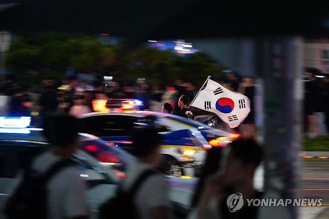 '또 왔구나' (천안=연합뉴스) 광복절인 15일 새벽 천안시 쌍용동 일봉산사거리 일대가 오토바이 폭주족들로 어수선하다. 2024.8.15 [독자 제공. 재판매 및 DB 금지] coolee@yna.co.kr