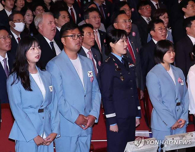 제79주년 광복절 경축식 참석한 파리올림픽 영웅 임시현 김우진 허미미 (서울=연합뉴스) 진성철 기자 = 파리올림픽 양궁 금메달리스트 임시현(왼쪽부터), 김우진, 조은애 중령, 파리올림픽 유도 은메달리스트 허미미 등 참석자들이 15일 서울 종로구 세종문화회관에서 열린 제79주년 광복절 경축식에서 애국가를 부르고 있다. 2024.8.15   [대통령실통신사진기자단] zjin@yna.co.kr