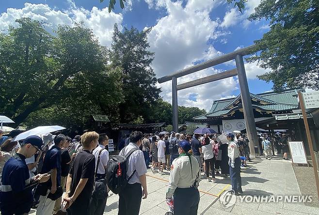 끝없는 야스쿠니신사 참배 행렬 (도쿄=연합뉴스) 박상현 특파원 = 일본 패전일인 15일 태평양전쟁 A급 전범이 합사된 도쿄 지요다구 야스쿠니신사에서 사람들이 참배 순서를 기다리며 서 있다. 2024.8.15