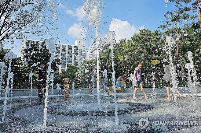 광주 북구 바닥분수 인기 (광주=연합뉴스) 폭염이 이어진 14일 광주 북구 일곡동 들샘어린이공원에 설치된 바닥분수에서 주민들과 아이들이 더위를 식히고 있다. 북구는 일곡, 들샘, 우산, 중외, 신용 등 5곳에 바닥분수를 운영 중이다. 2024.8.14 [광주 북구 제공. 재판매 및 DB 금지] iny@yna.co.kr