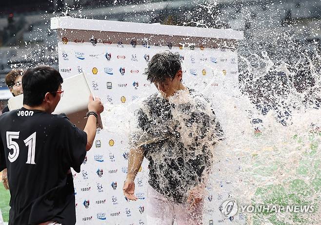 양현종의 축하 세례받는 김도영 (서울=연합뉴스) 이지은 기자 = 15일 오후 서울 구로구 고척스카이돔에서 열린 프로야구 KIA와 키움의 경기. 최연소 30-30을 달성한 KIA 김도영이 투수 양현종에게 음료수 세례를 받고 있다. 2024.8.15 jieunlee@yna.co.kr