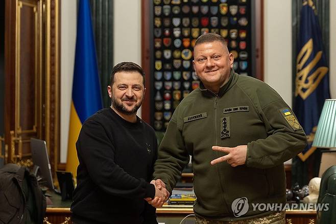 볼로디미르 젤렌스키 우크라이나 대통령과 발레리 잘루즈니 군 총사령관 (서울=연합뉴스) 볼로디미르 젤렌스키 우크라이나 대통령이 그간 불화설을 낳았던 발레리 잘루즈니 군 총사령관에게 혁신이 필요하다는 뜻을 8일(현지시간) 공개적으로 밝혔다. 사진은 볼로디미르 젤렌스키 우크라이나 대통령과 발레리 잘루즈니 군 총사령관. 2024.2.9 [젤렌스키 대통령 제공. 재판매 및 DB 금지] photo@yna.co.kr