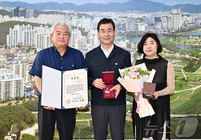 울산 중구가 6.25 참전유공자 유족에게 화랑무공훈장을 전달했다.(울산중구청제공)