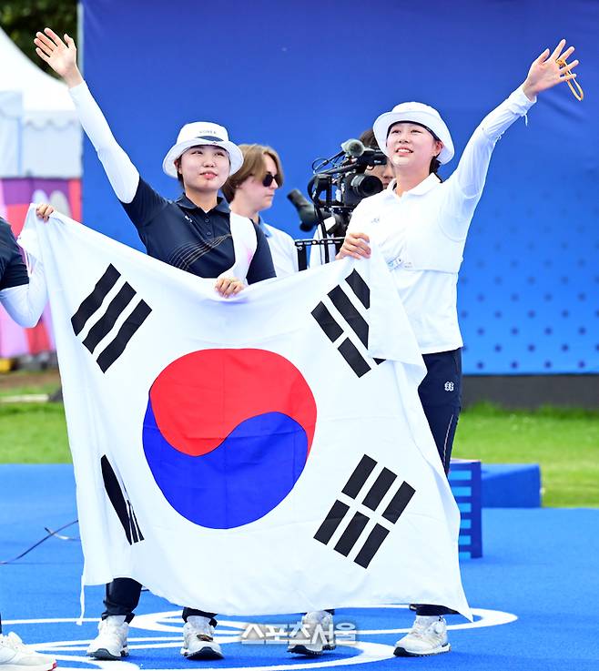 양궁 국가대표 임시현(오른쪽)이 3일(한국 시간) 프랑스 파리 앵발리드에서 열린 파리올림픽 양궁 여자 개인전에서 금메달을 따며 3관왕에 오른 뒤 은메달을 함께 딴 남수현과 함께 취재진을 향해 포즈를 취하고 있다. 2024. 8. 3.  파리 | 박진업 기자 upandup@sportsseoul.com