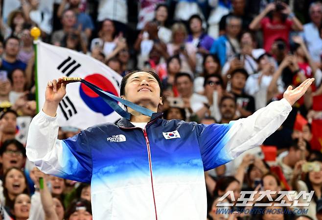 안세영이 5일(한국시각) 프랑스 파리 포르트드라샤펠 경기장에서 열린 파리올림픽 배드민턴 여자 단식 결승전에서 중국 허빙자오와 맞붙어 승리해 금메달을 땄다. 안세영이 시상대에서 금메달을 목에 걸고 세리머니를 펼치고 있다. 파리(프랑스)=정재근 기자 cjg@sportschosun.com/2024.8.5/