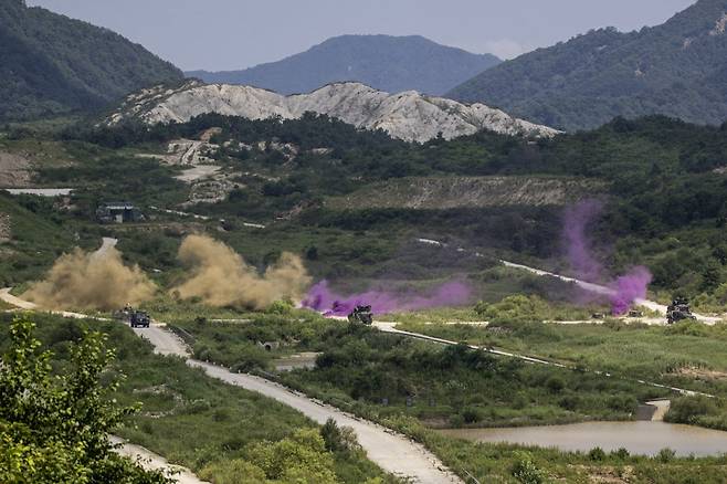 ‘한미연합 소부대 실사격 기동훈련’에 참가한 K200A1장갑차와 브래들리 장갑차가 연막차장 하 목표 고지를 향해 기동하고 있다.