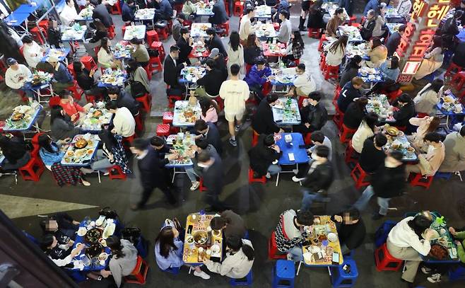 을지로 노가리 골목에서 시민들이 술을 마시고 있다. (이해를 돕기 위한 자료사진)  연합뉴스