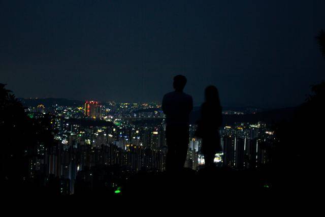 안양시 망해암에서 한 커플이 야경을 즐기고 있다.
