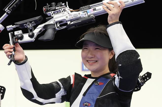 <yonhap photo-6717=""> '막내의 반란' 반효진, 최정상에 서다 (샤토루[프랑스]=연합뉴스) 임화영 기자 = 29일(현지시간) 프랑스 샤토루 슈팅 센터에서 열린 2024 파리올림픽 사격 공기소총 10m 여자 결선에서 금메달을 차지한 반효진이 자신의 소총을 번쩍 들어올리고 있다. 한국 사격 대표팀 역대 최연소 선수인 반효진은 우리나라 역대 하계 올림픽 100번째 금메달의 주인공이 됐다. 2024.7.29 hwayoung7@yna.co.kr/2024-07-29 21:17:06/ <저작권자 ⓒ 1980-2024 ㈜연합뉴스. 무단 전재 재배포 금지, AI 학습 및 활용 금지></yonhap>