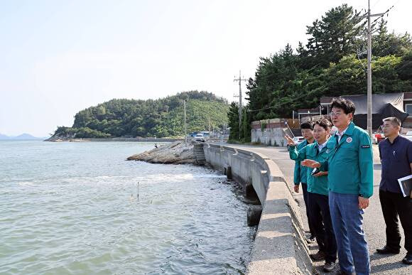 김성 장흥군수(오른쪽)이 14일 고수온피해어가 방문, 현장을 둘러보고 있다 [사진=장흥군]